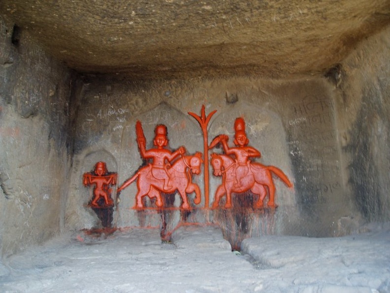 rock carvings of kings at gorakh.jpg
